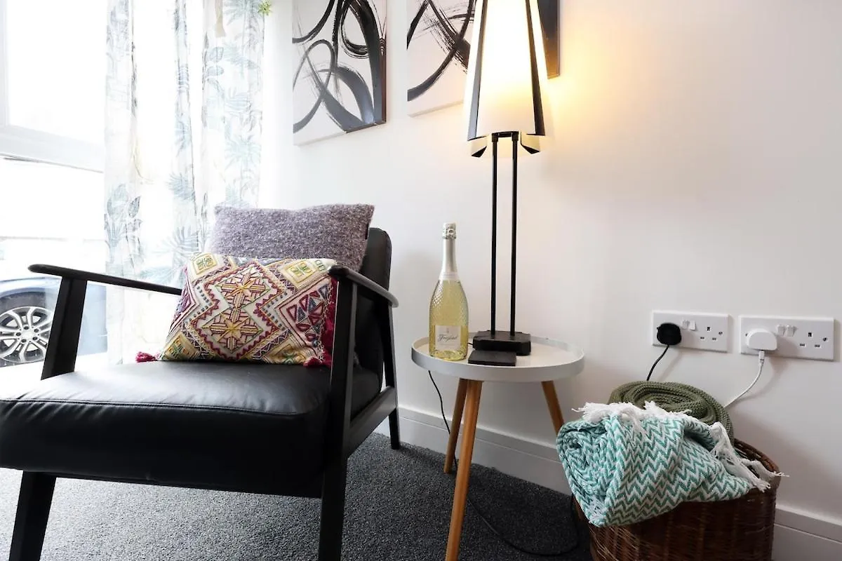 26 7 Mins Stadium Central Apart Sleeps 4 카디프 0*,